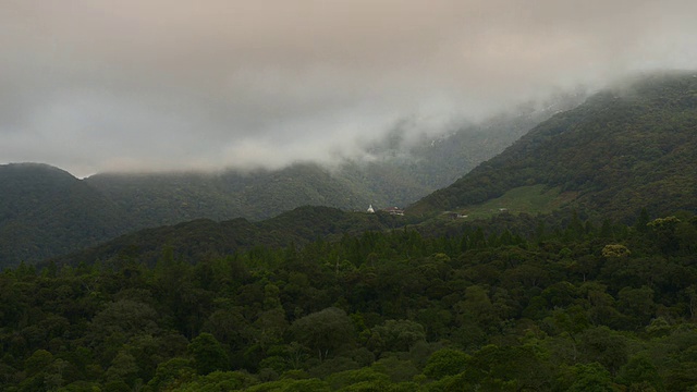 基纳巴卢山的云运动和形成的延时视频素材