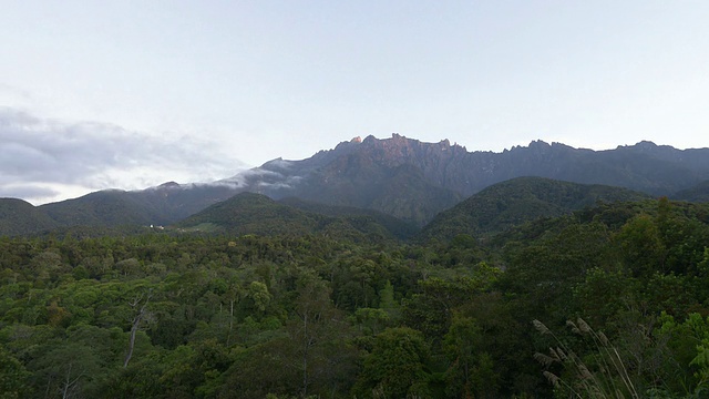 基纳巴卢山山顶的日出时间视频素材