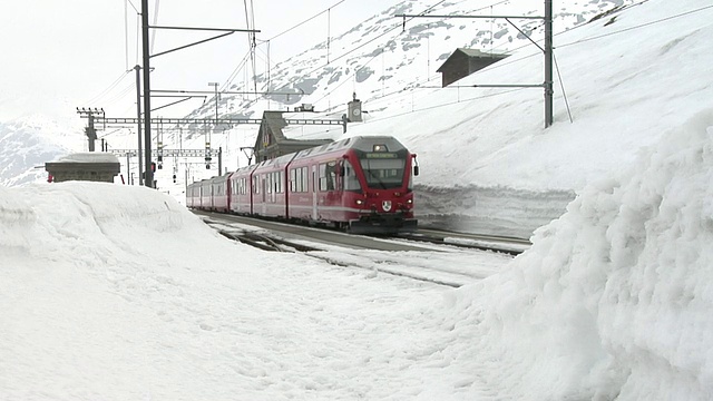 阿莱格拉进入Ospizio Bernina (Rhaetian火车站)视频素材