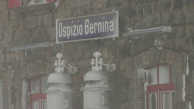 Ospizio Bernina (Rhaetian火车站)在一场暴风雪中视频素材