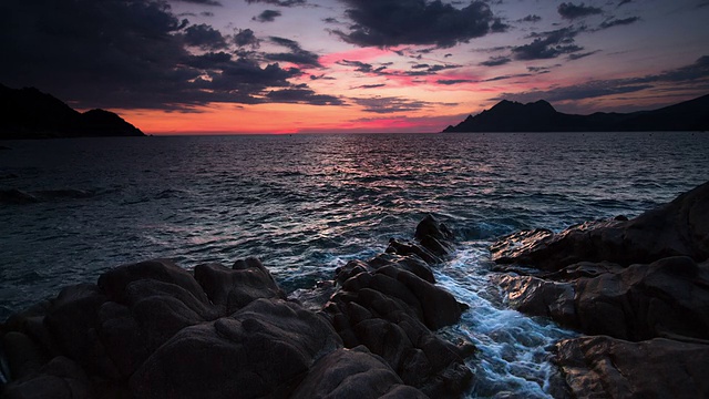 多岩石的海岸线视频素材