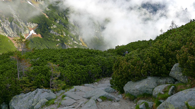 山脊上的徒步旅行者视频素材