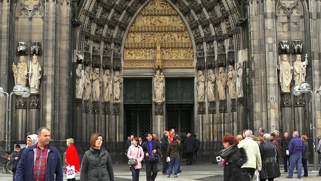 科隆大教堂(Koelner Dom)入口前的游客视频素材