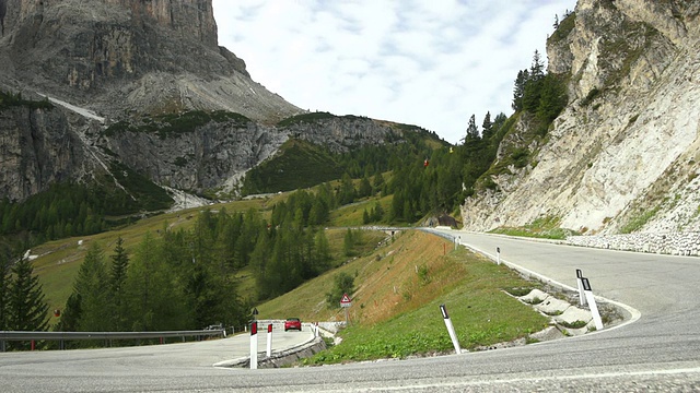 Dolomites Mountains的Gardena Pass上的LS T/L交通-背景是Sella Massif。视频素材