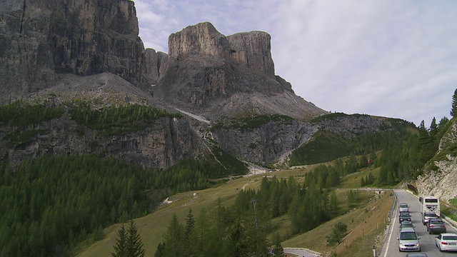 在Dolomites山脉的Gardena Pass上的HA交通-在背景的Sella Massif。视频素材