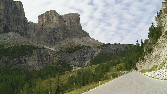 在Dolomites山脉的Gardena Pass上的T/L交通-背景是Sella Massif。视频素材