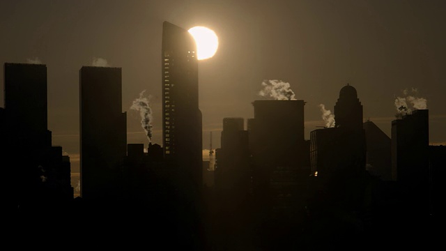 太阳从曼哈顿中城地平线升起的照片。哥伦布塔轮廓清晰视频素材