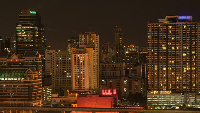 高清延时:从白天到夜晚，泰国曼谷的建筑墙。视频素材