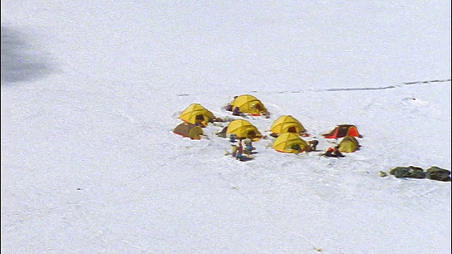 高角度雪崩阴影落在帐篷+露营者/珠峰探险基地营地视频素材