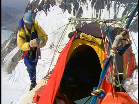 男性登山者在山顶上爬帐篷/珠穆朗玛峰探险/喜马拉雅山视频素材