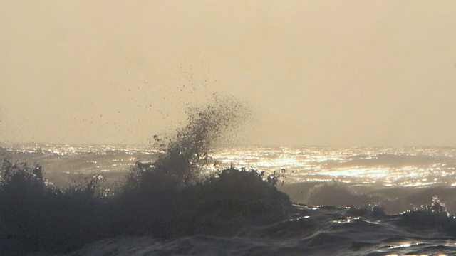 海浪拍打着海岸视频素材