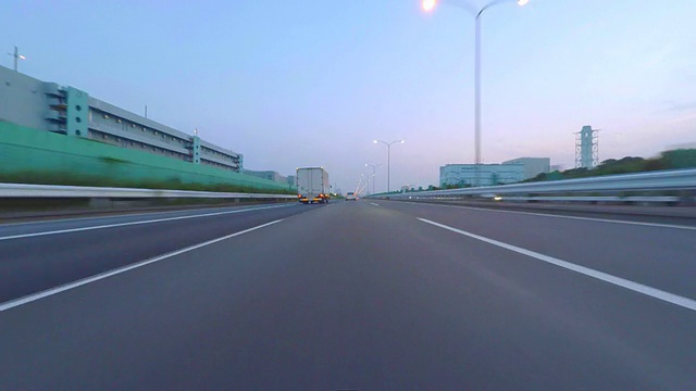 在高速公路上开车视频素材