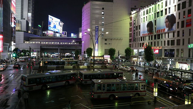 涉谷站在一个雨夜视频素材