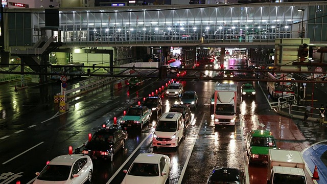 涉谷车站前的雨夜路视频素材