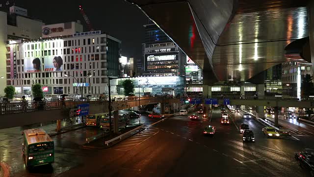 雨夜涉谷车站附近的十字路口视频素材