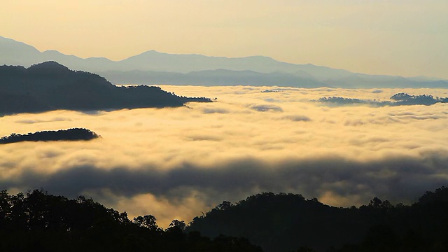 HD:日出时的层层山脉和雾。视频素材