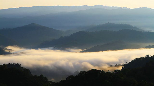 HD:日出时的层层山脉和雾。视频素材