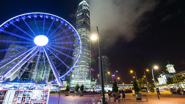 夜间香港的天际线、渡轮轮盘、游客和现代建筑，超延时。视频素材