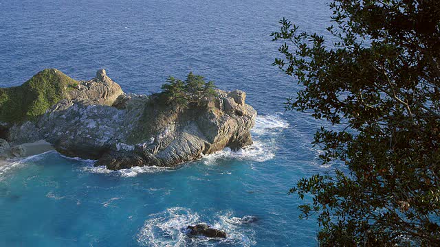 波浪撞击到麦克威湾时，水从麦克威瀑布下降的全景视频素材