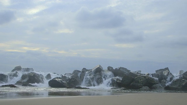 中景，短距离/海浪冲击着一群岩石，海洋/美国视频素材