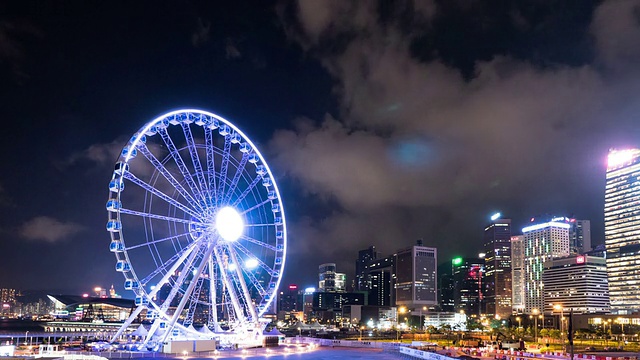 天际线，发光的摩天轮和香港的现代建筑，时光流逝。视频素材