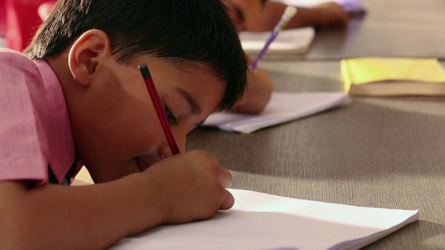 在教室里学习的男孩，德里，印度视频素材