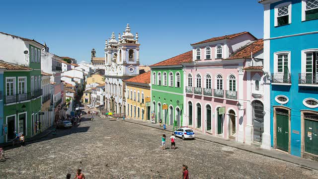 TL, WS步行街穿过巴西历史悠久的Largo do Pelourinho /萨尔瓦多视频素材