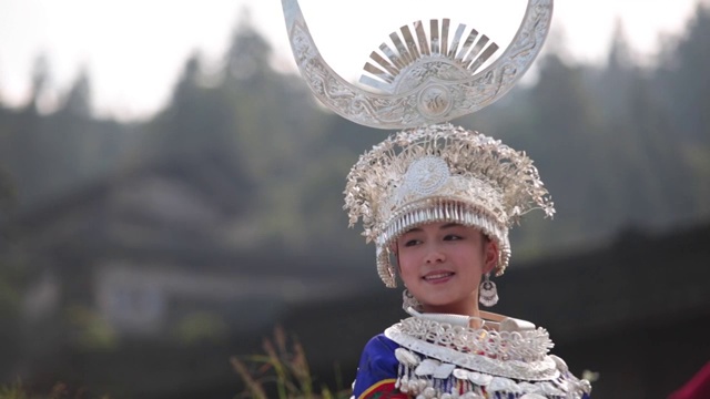 中国贵州朗德苗寨的民族服饰妇女视频素材