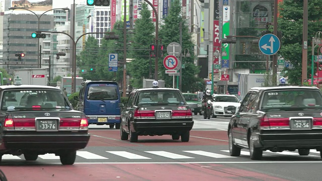 日本东京歌舞伎町/新宿附近的交通和行人视频素材