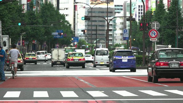 日本东京歌舞伎町/新宿附近的交通和行人视频素材