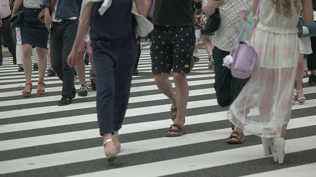 近距离拍摄行人的脚。日本东京新宿视频素材