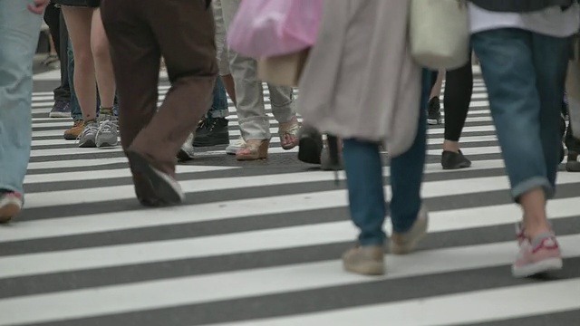 近距离拍摄行人的脚。日本东京新宿视频素材