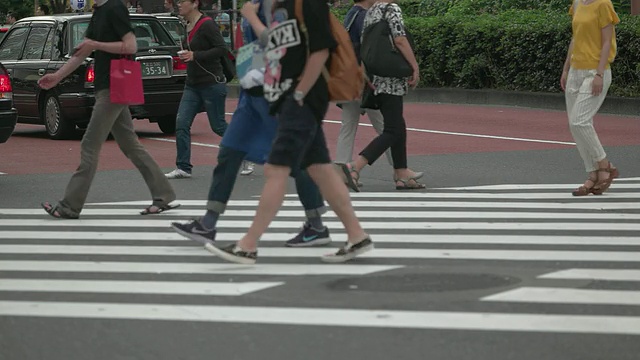 近距离拍摄行人的脚。日本东京新宿视频素材