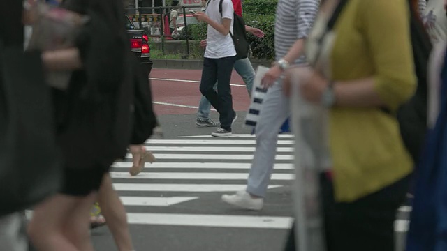 近距离拍摄行人的脚。日本东京新宿视频素材