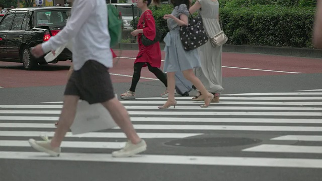 近距离拍摄行人的脚。日本东京新宿视频素材