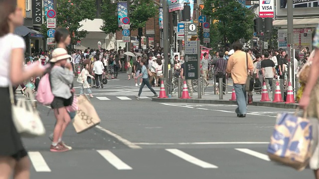 近距离拍摄行人的脚。日本东京新宿视频素材