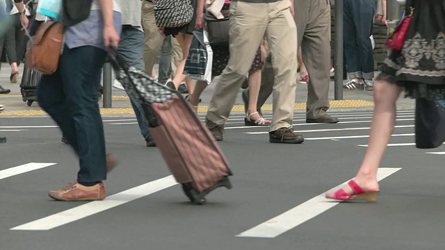 近距离拍摄行人的脚。日本东京新宿视频素材