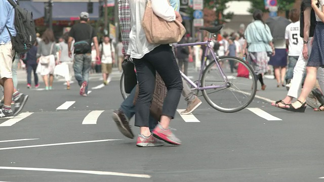 近距离拍摄行人的脚。日本东京新宿视频素材