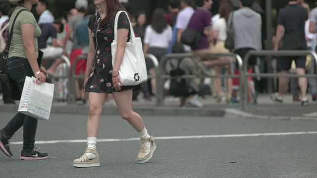 近距离拍摄行人的脚。日本东京新宿视频素材