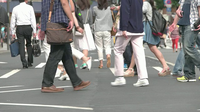 近距离拍摄行人的脚。日本东京新宿视频素材