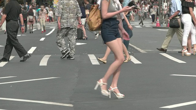 近距离拍摄行人的脚。日本东京新宿视频素材