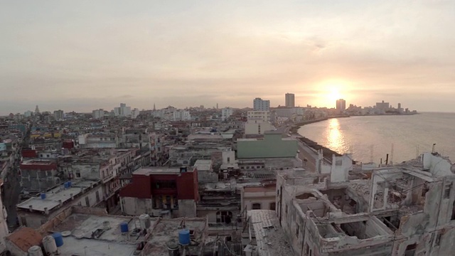 低空飞过哈瓦那街道，发现了马雷孔视频素材