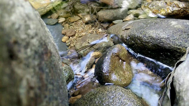 小山涧与岩石视频素材