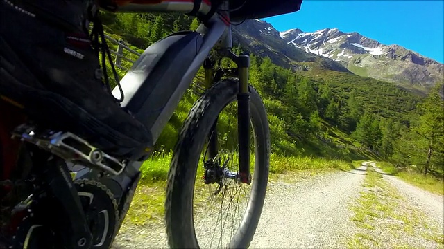 POV骑电动山地车在高山景观视频素材