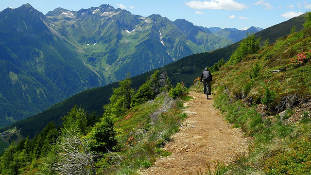 山地自行车在高山景观骑行(4K/超高清到高清)视频素材