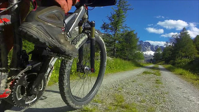 POV骑电动山地车在高山景观视频素材