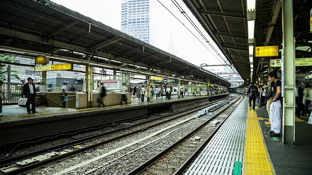 山手线新宿站月台-平移延时视频素材