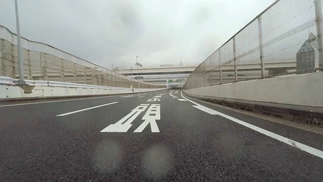 汽车在雨天行驶视频素材