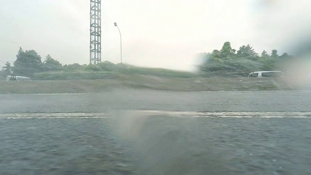 汽车驾驶在雨天-侧视图视频素材