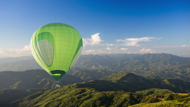 绿色热气球飞过了一座山视频素材